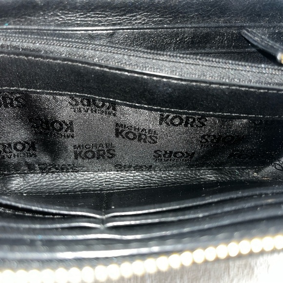 Michael Kors Signature Logo Wallet with lots of credit card slots - Picture 4 of 8